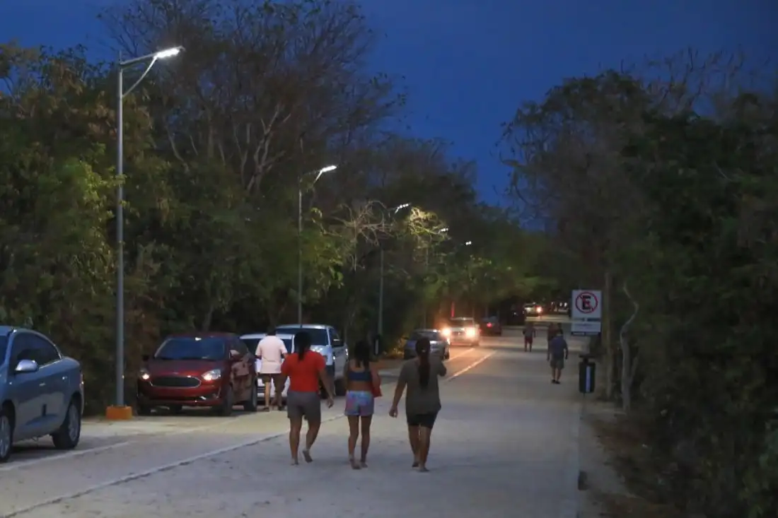 Gobierno municipal ilumina playa Punta Esmeralda